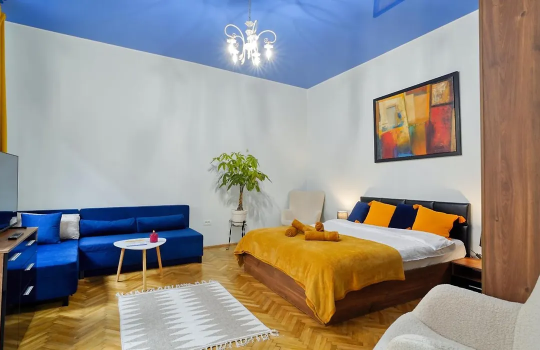 2 Bedroom Oldtown Mountain View Apartment With Private Terrace And High Ceilings Rooms-1